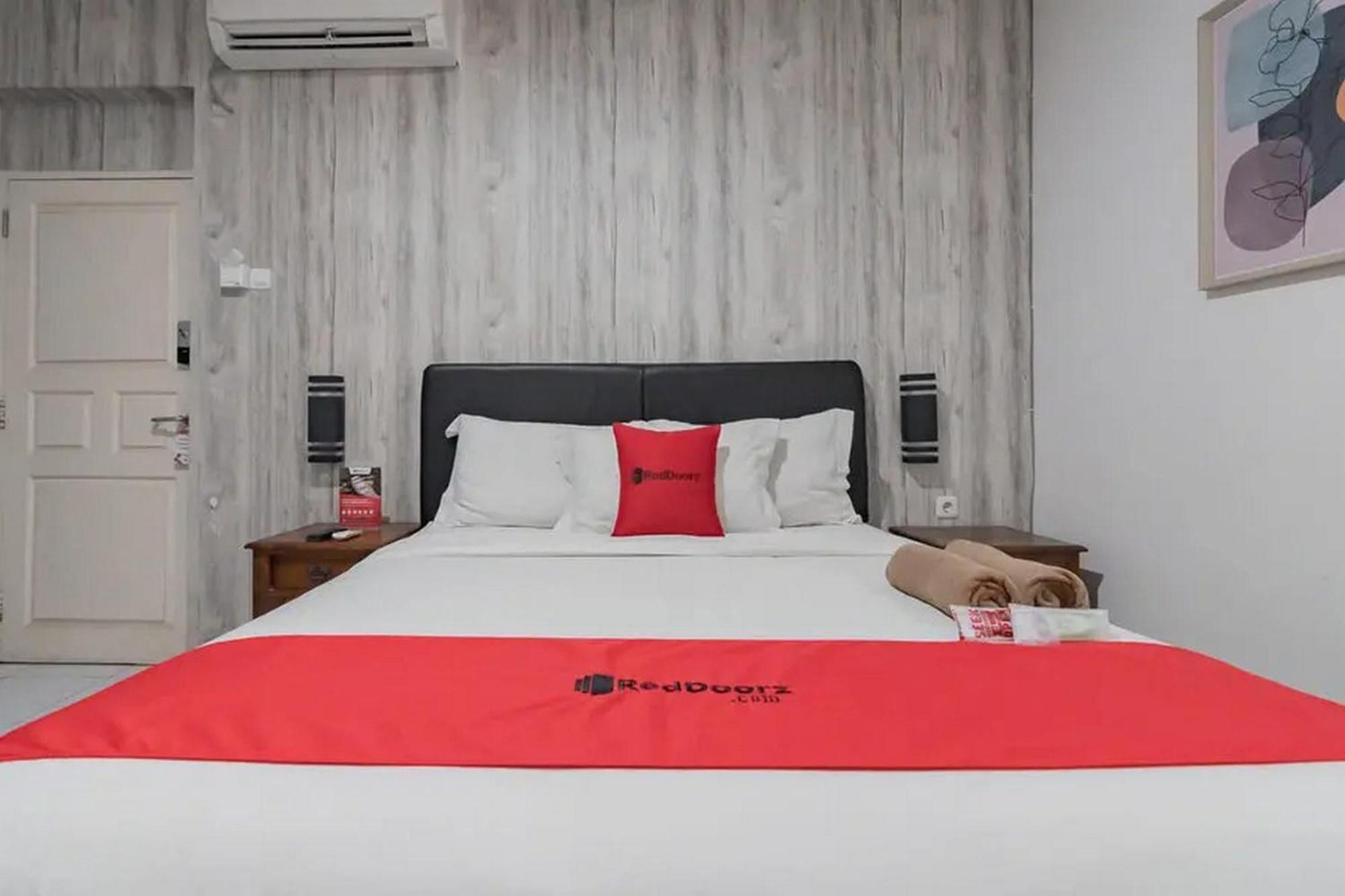 Reddoorz At Arwiga Hotel Near Rs Hasan Sadikin Bandung Exterior foto