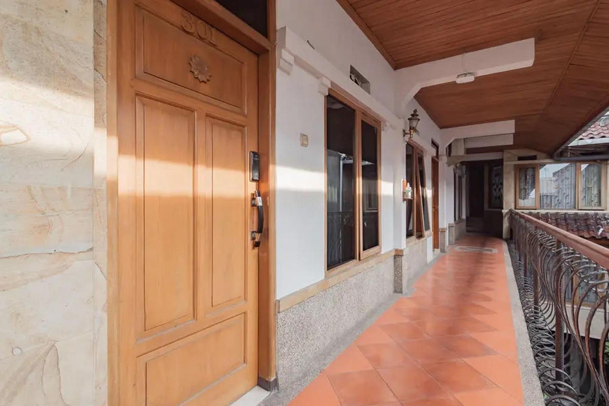 Reddoorz At Arwiga Hotel Near Rs Hasan Sadikin Bandung Exterior foto