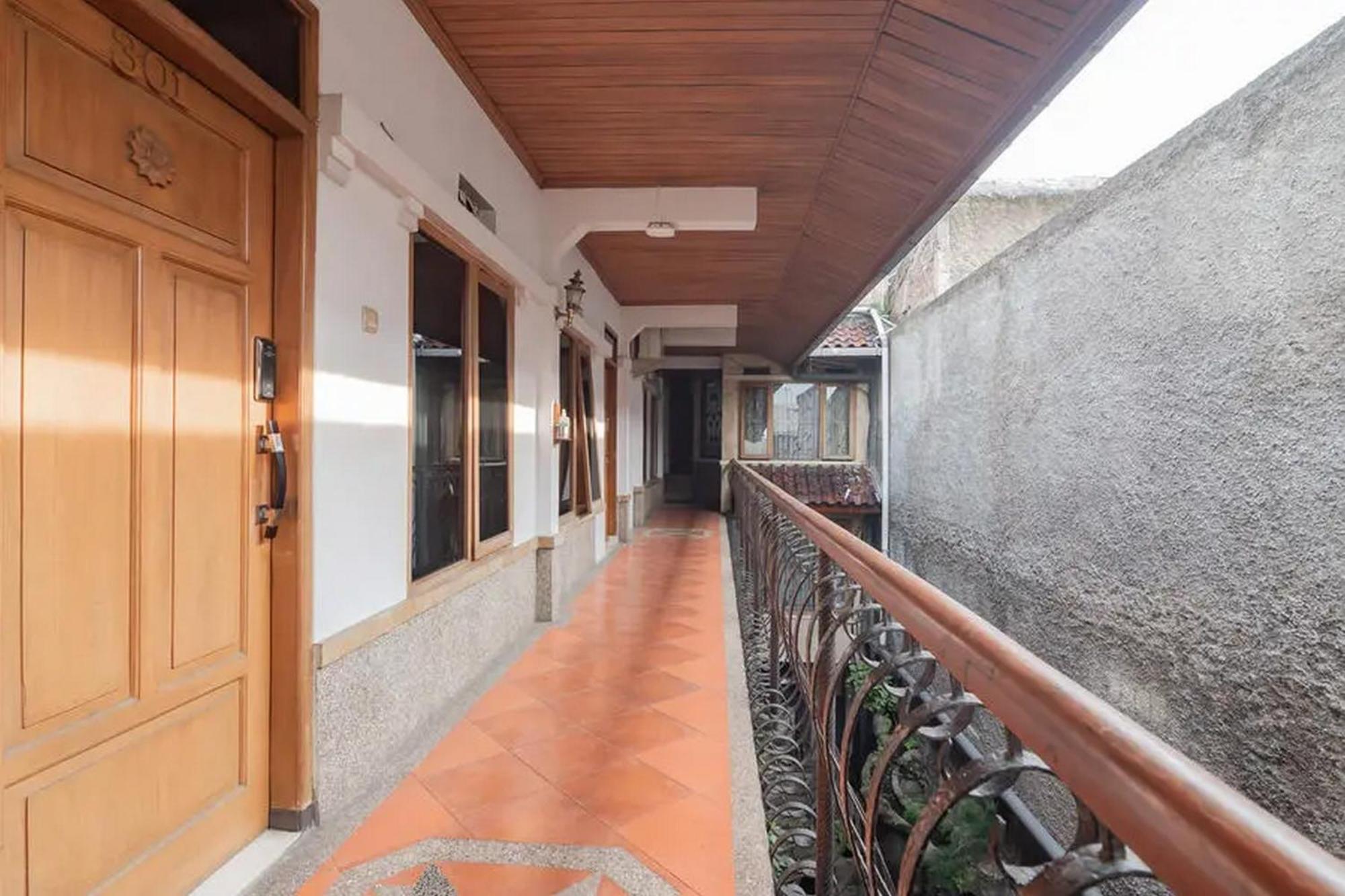 Reddoorz At Arwiga Hotel Near Rs Hasan Sadikin Bandung Exterior foto