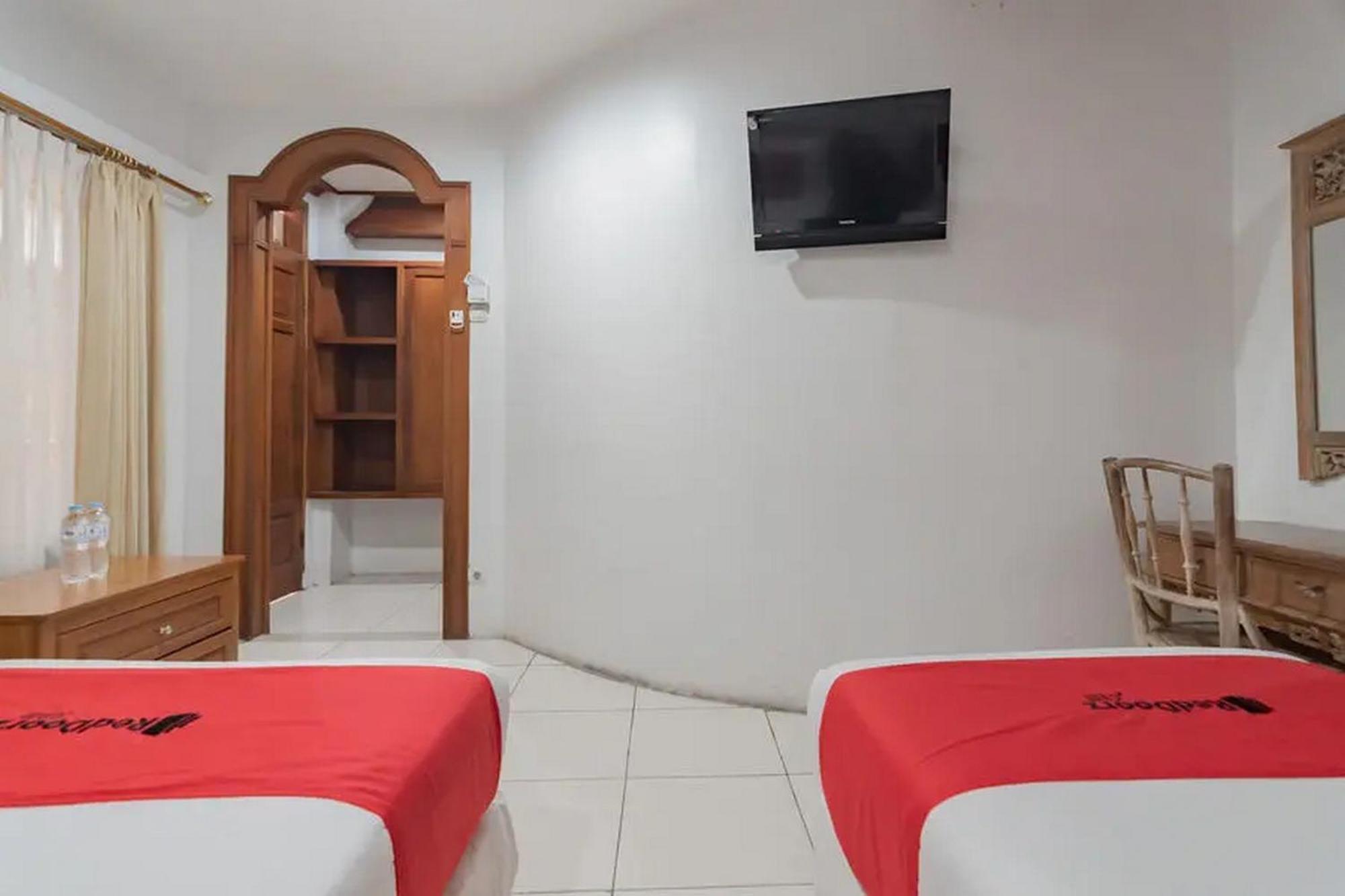 Reddoorz At Arwiga Hotel Near Rs Hasan Sadikin Bandung Exterior foto