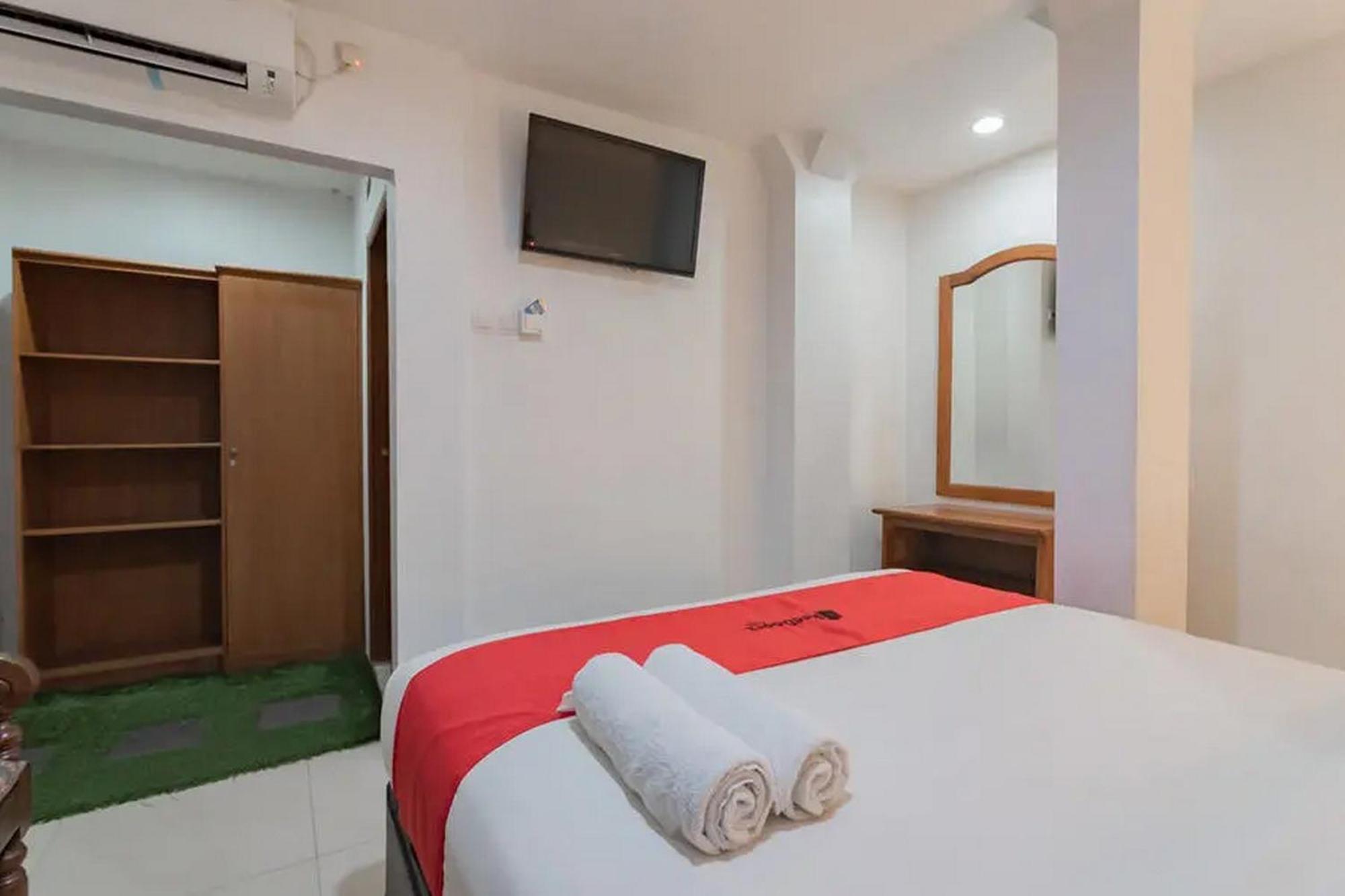 Reddoorz At Arwiga Hotel Near Rs Hasan Sadikin Bandung Exterior foto