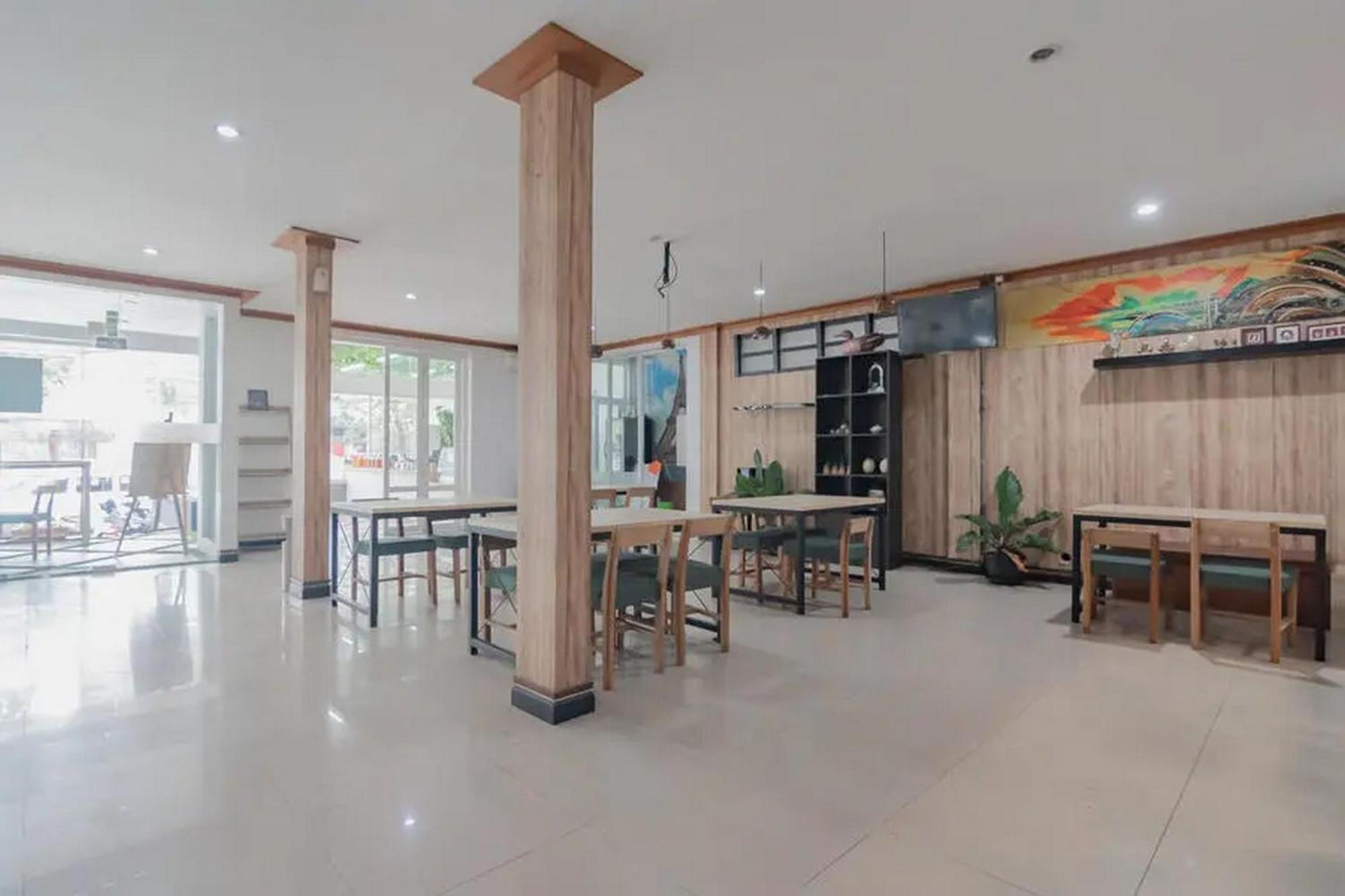 Reddoorz At Arwiga Hotel Near Rs Hasan Sadikin Bandung Exterior foto