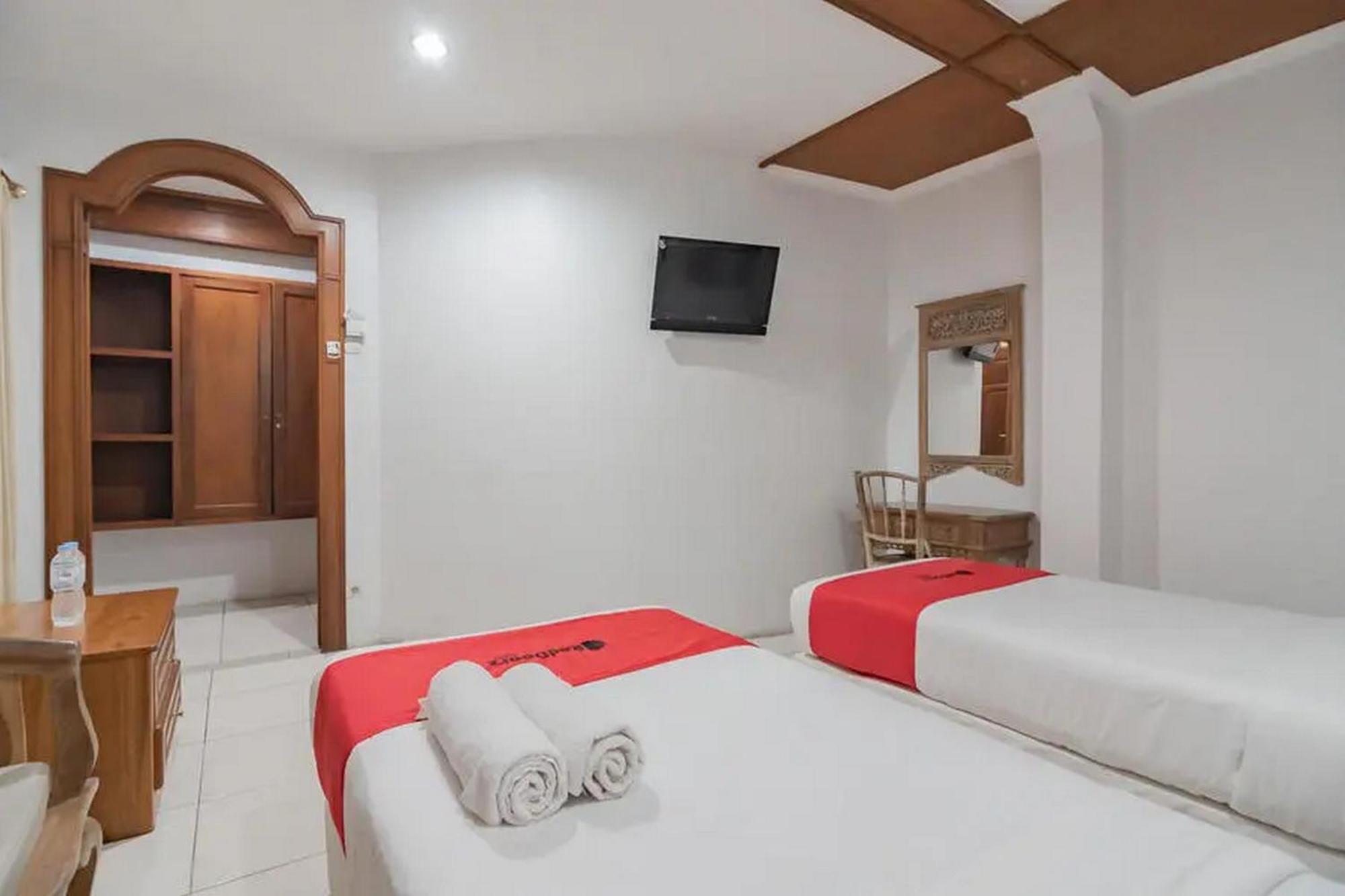 Reddoorz At Arwiga Hotel Near Rs Hasan Sadikin Bandung Exterior foto