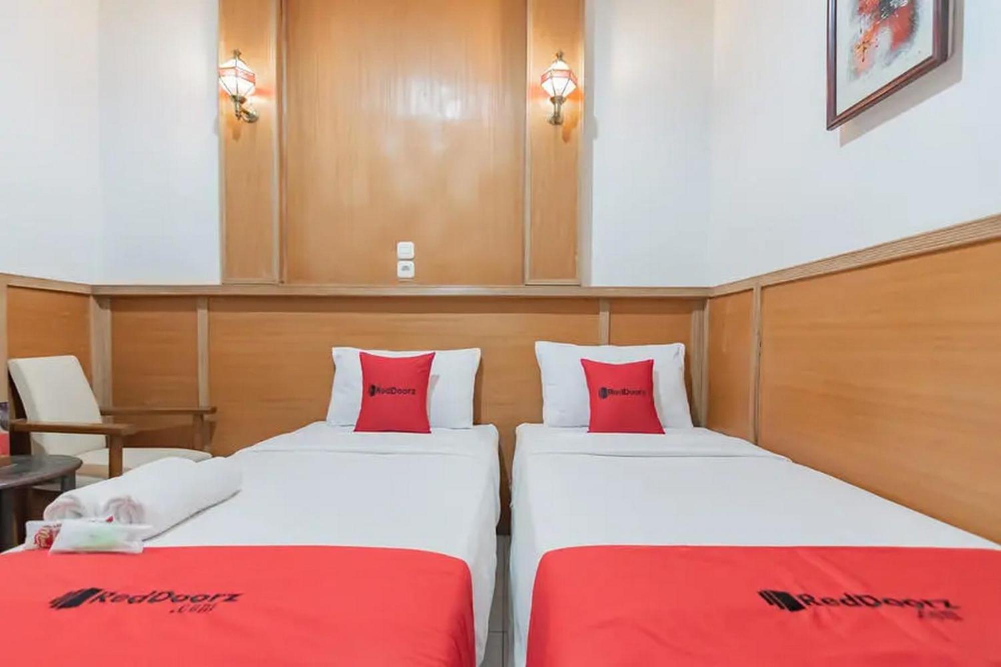 Reddoorz At Arwiga Hotel Near Rs Hasan Sadikin Bandung Exterior foto